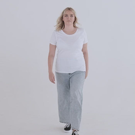 Women's Relaxed T-Shirt Bella + Canvas 6400.mp4